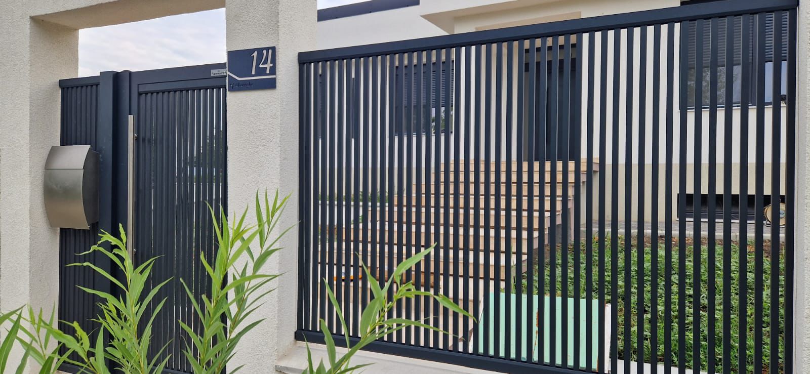 În proiectele de garduri și porți din aluminiu, ne consultăm cu clienții pentru a ne asigura că designul ales reflectă perfect stilul arhitectural dorit și că soluțiile tehnice oferite sunt eficiente și inovatoare.
